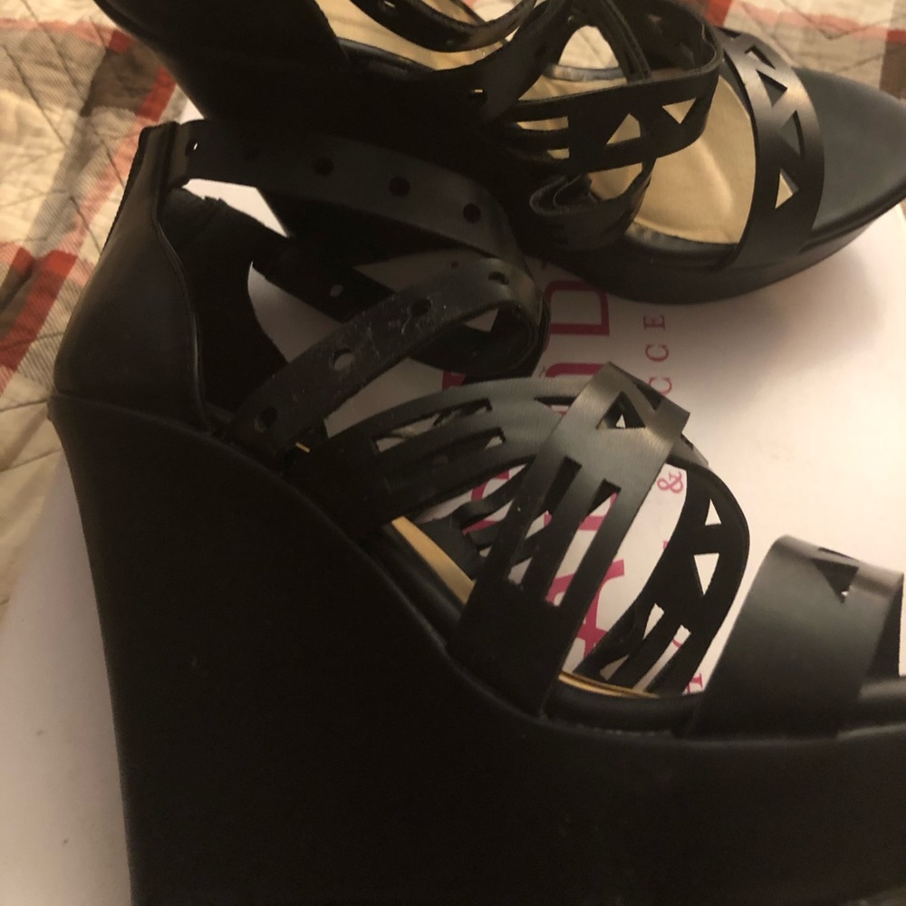 Chinese Laundry black wedges NWOT